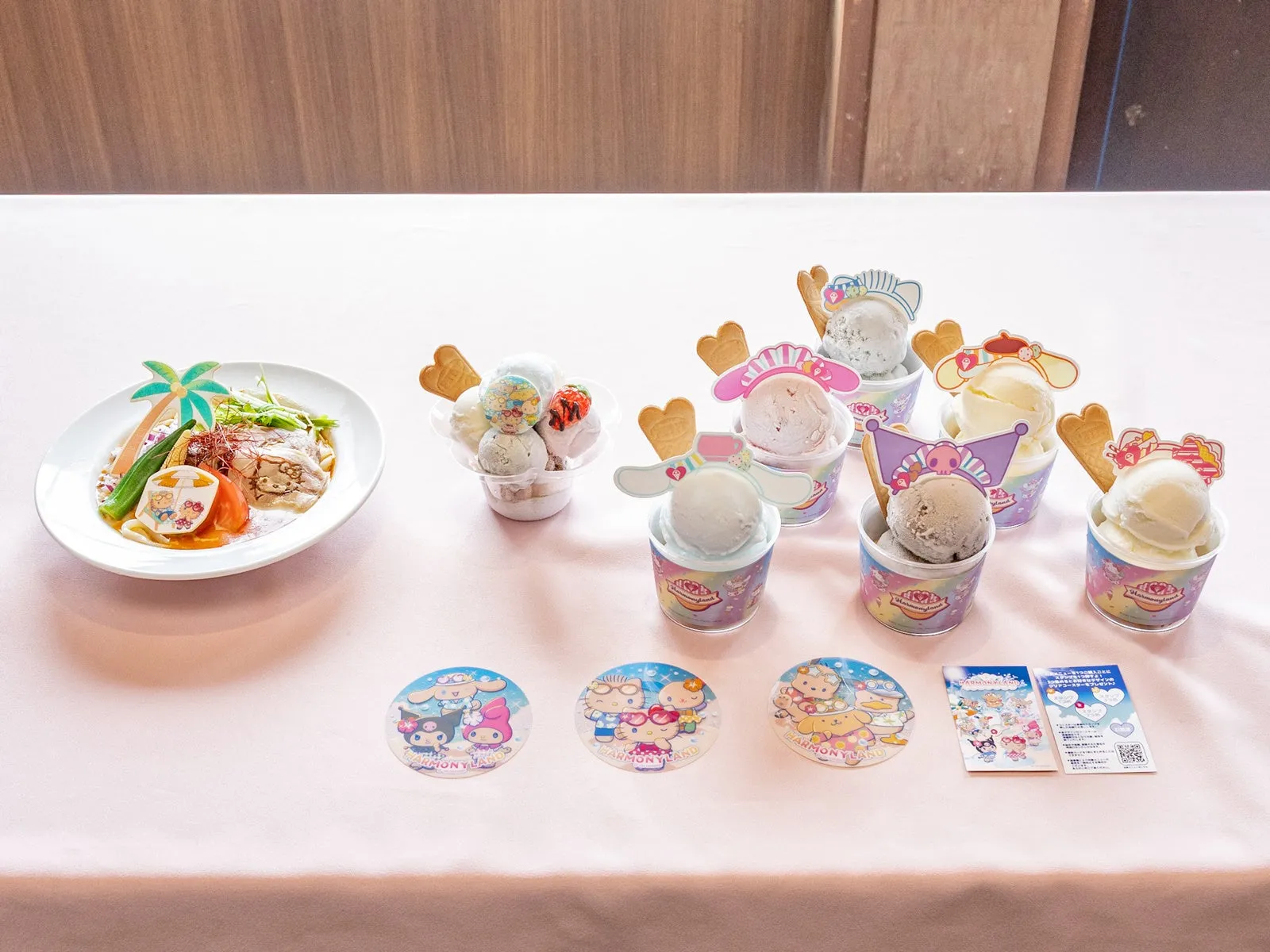 ハーモニーランドのキャラクターデザインのアイスクリームとラーメン