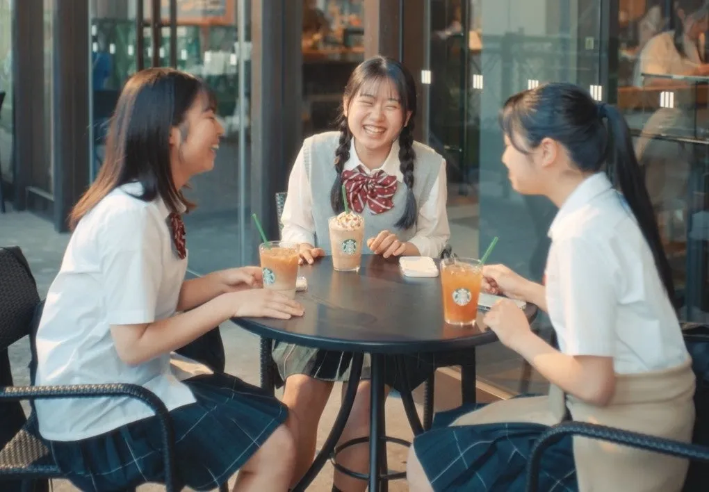 スターバックスで談笑する女子学生たち
