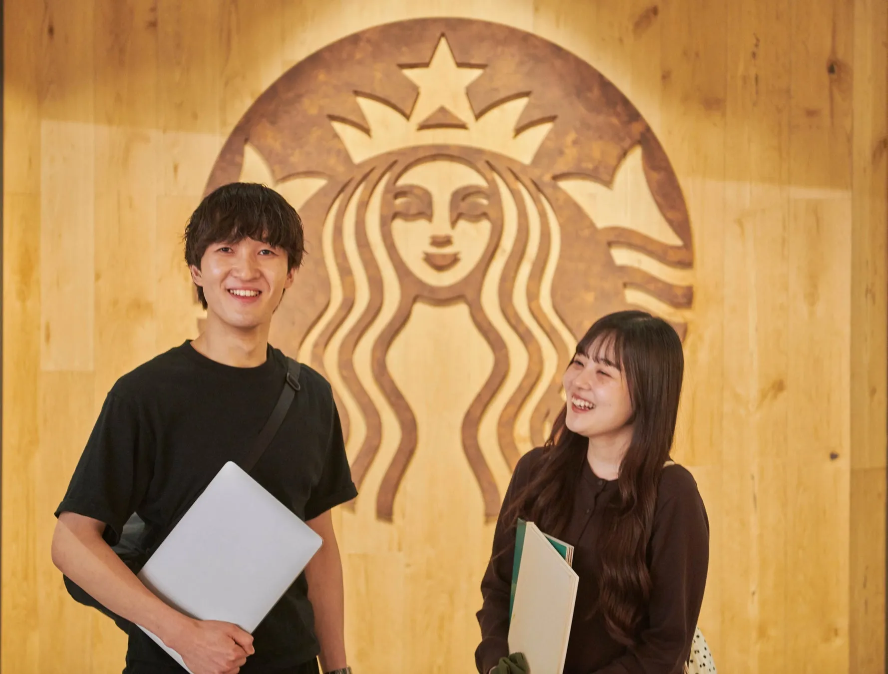 スターバックスロゴ前の若者たち