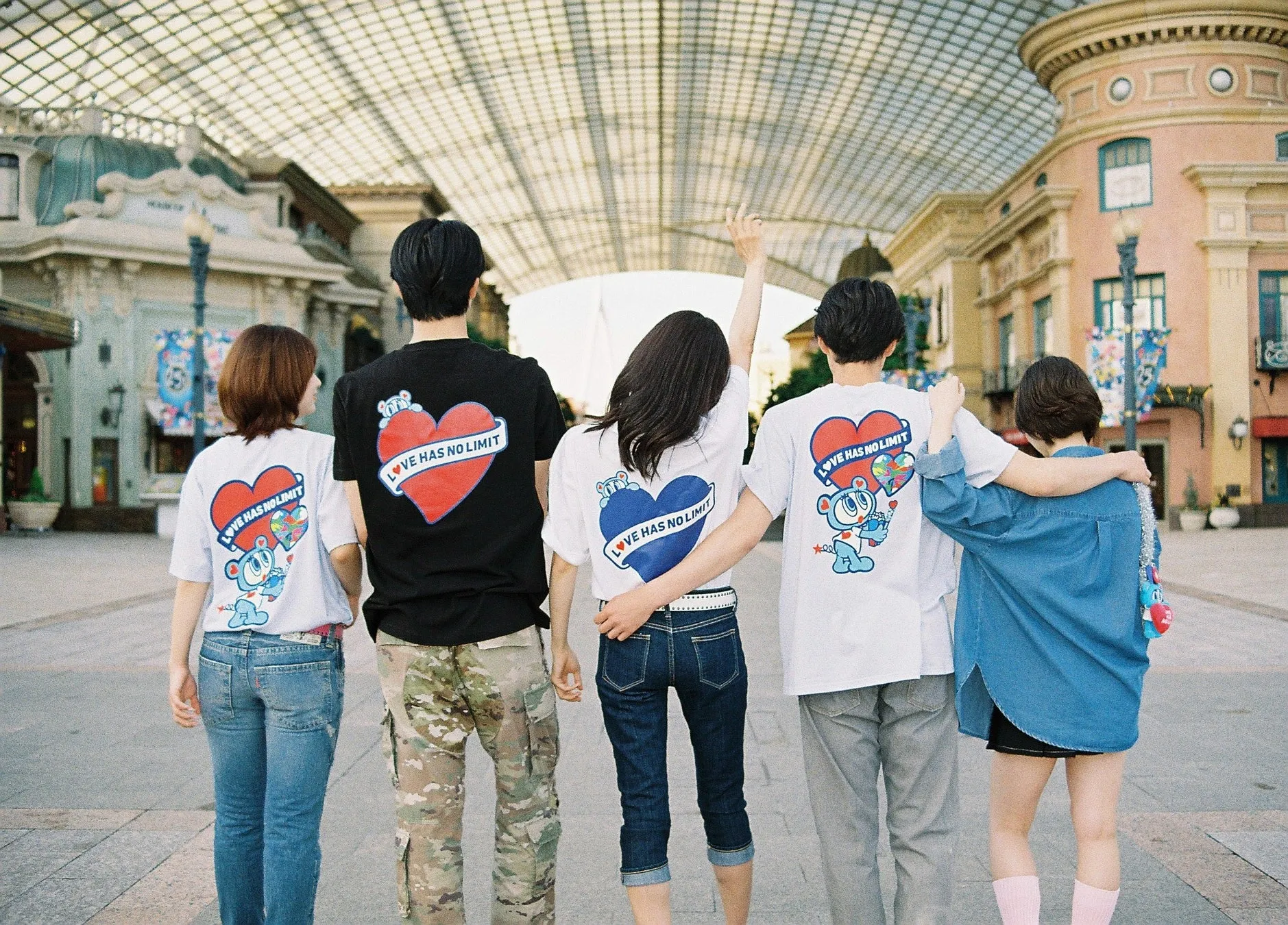 LOVE HAS NO LIMITコラボTシャツを着た5人