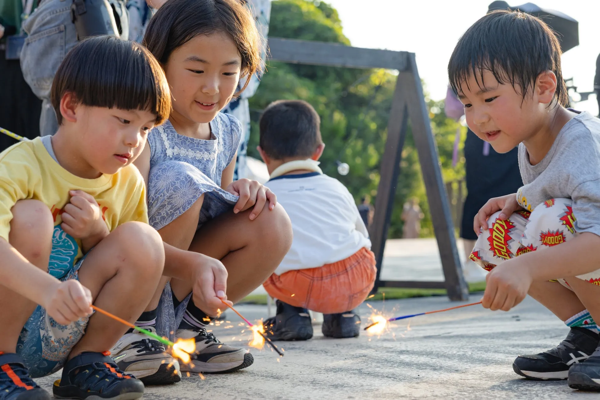 手持ち花火を楽しむ子供たち