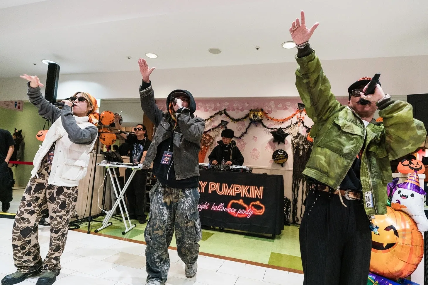 ハロウィーン音楽フェスでのライブパフォーマンス