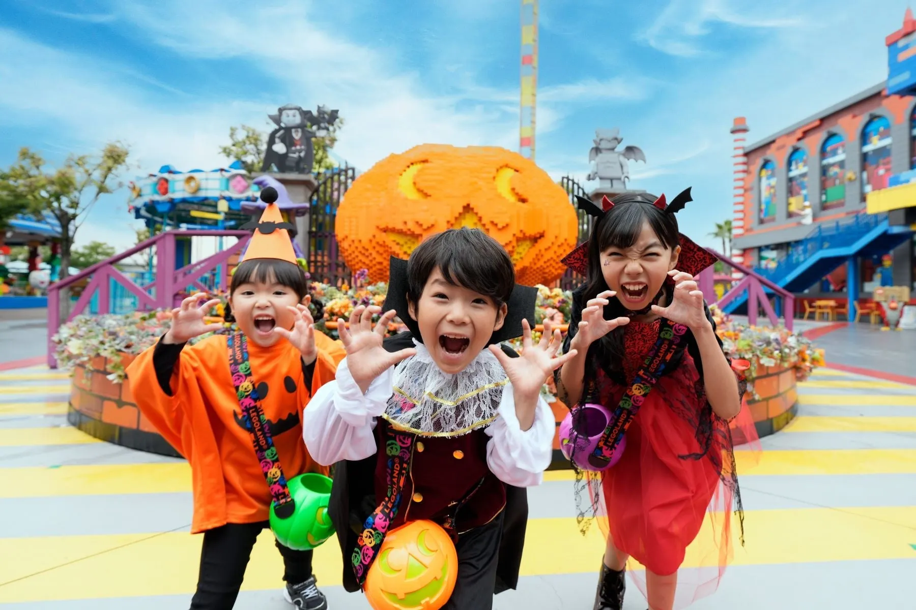 レゴランドで仮装した子供たちとレゴのかぼちゃ