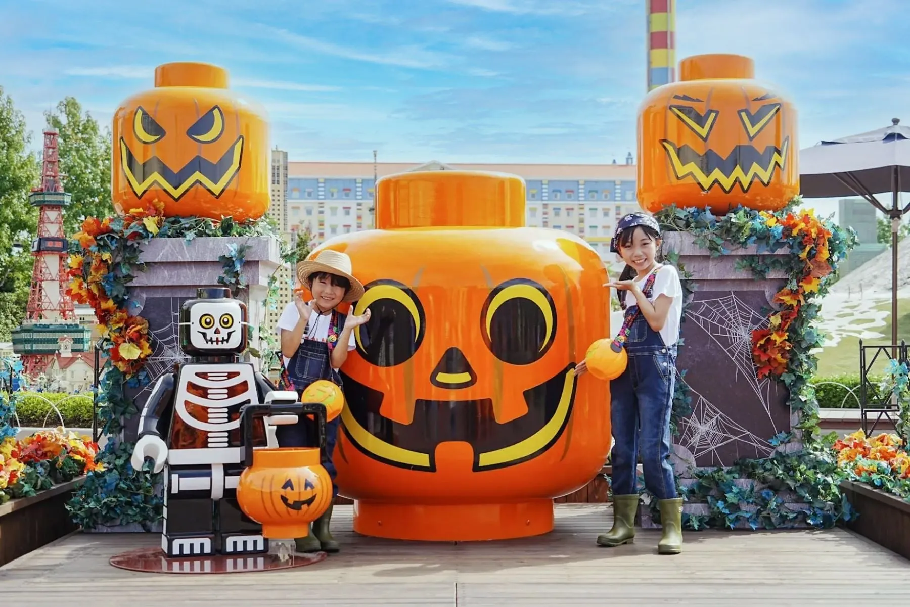 レゴランドのハロウィン飾りと子供たち
