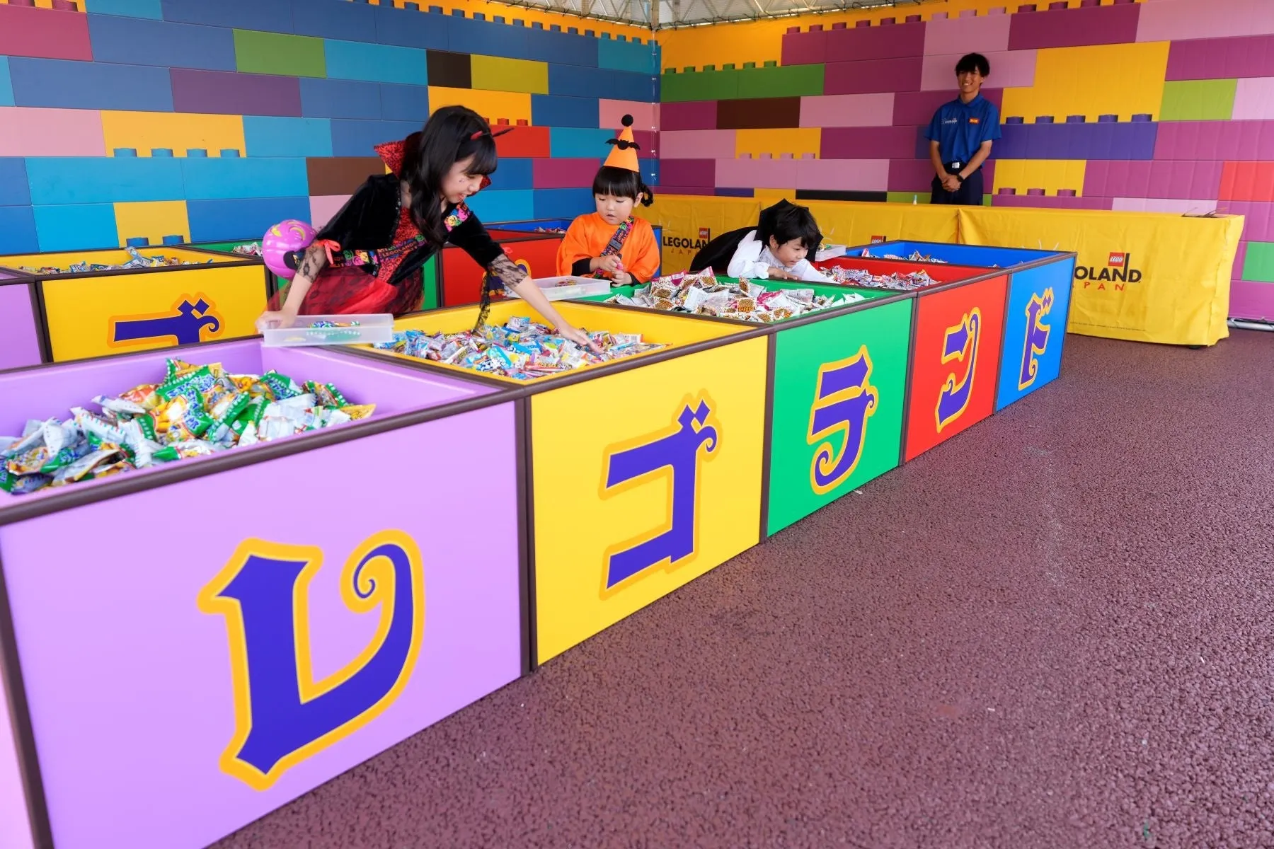 レゴランドのハロウィンイベントでお菓子を選ぶ子供たち