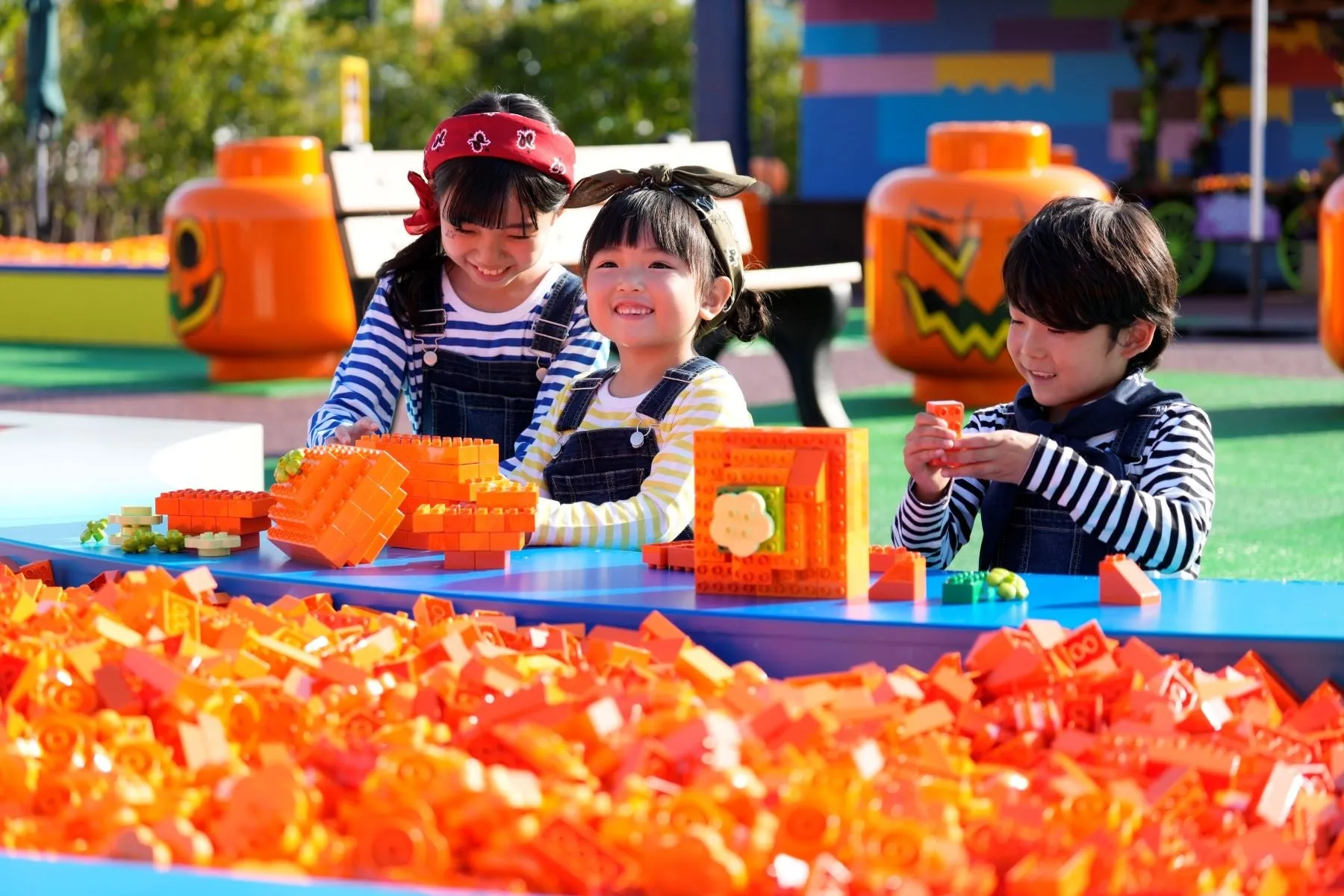 レゴランドでハロウィンを楽しむ子どもたち