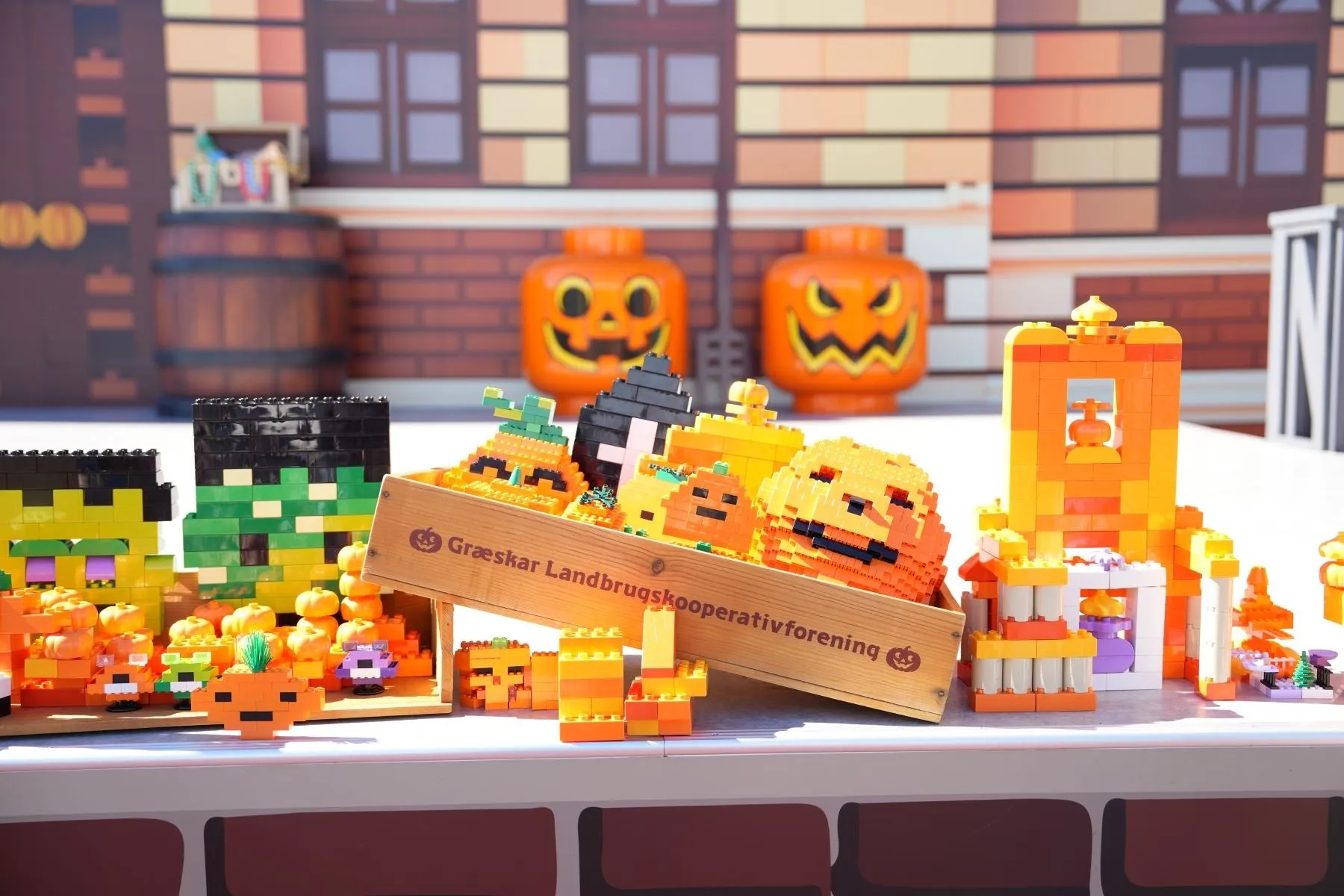 レゴで作られたハロウィンのカボチャのディスプレイ