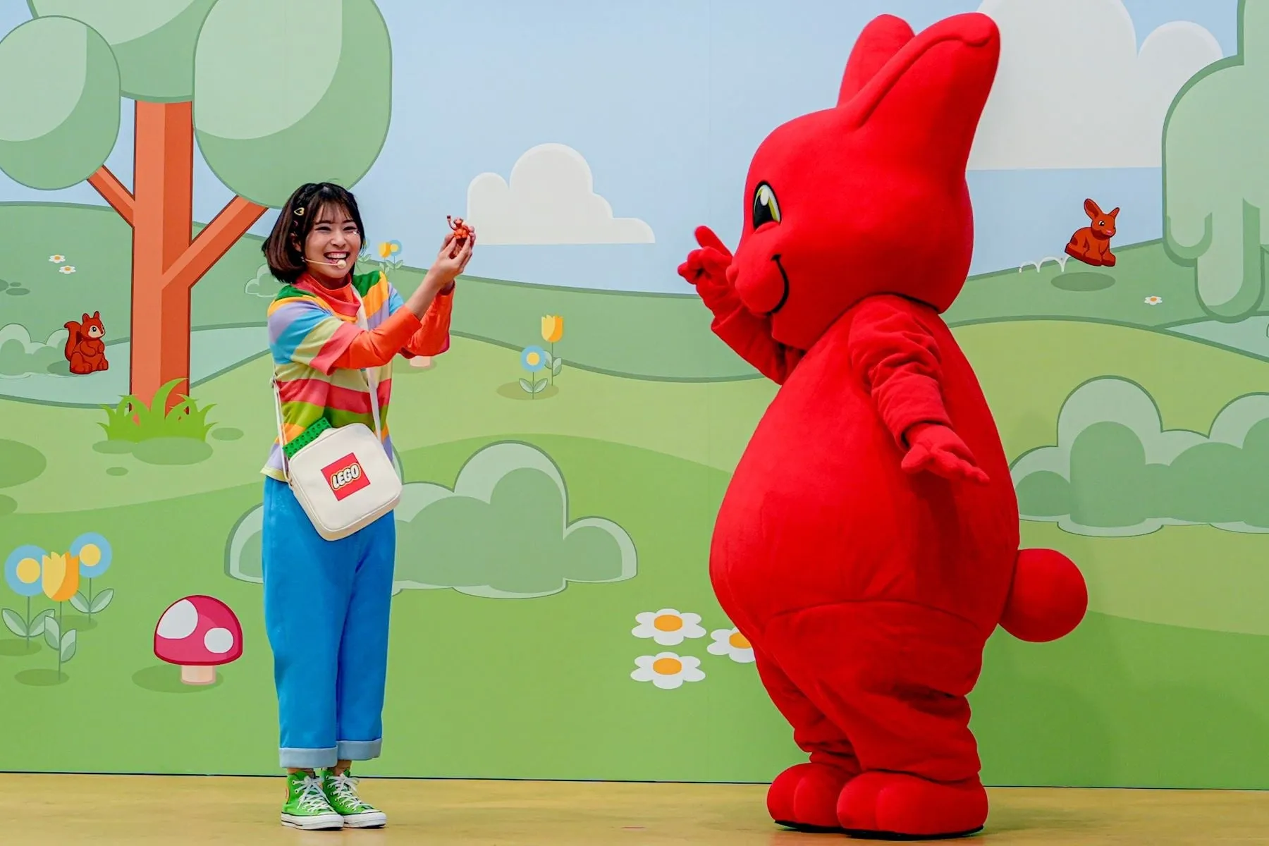 レゴランドのハロウィンイベントでキャラクターとポーズをとる女性