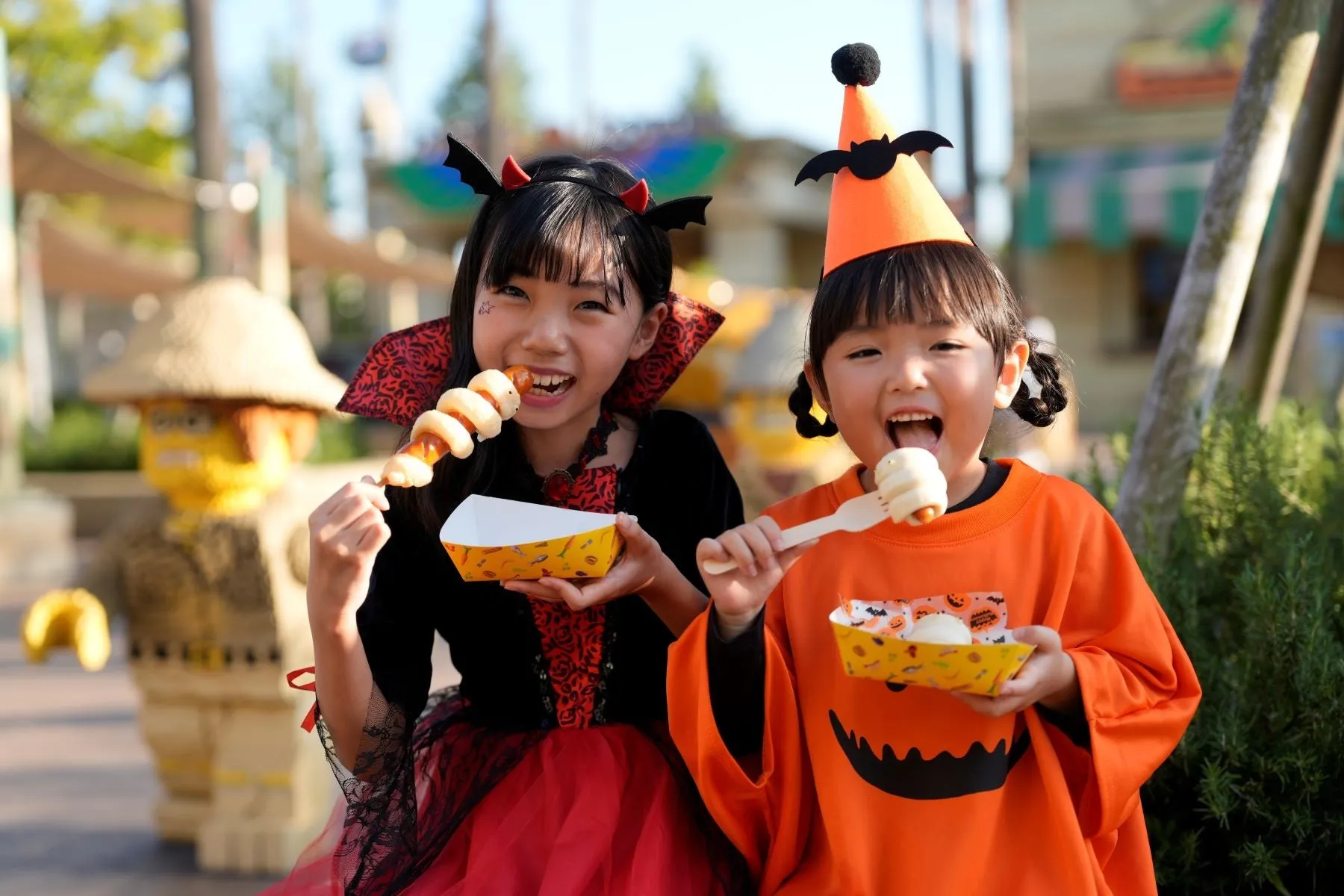 ハロウィン衣装の子どもたちがレゴランドでお菓子を食べる