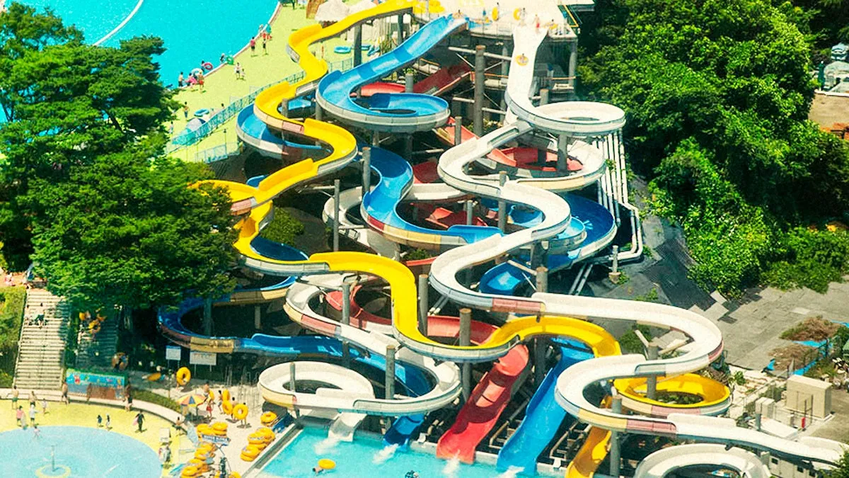 カラフルなウォータースライダーの全景