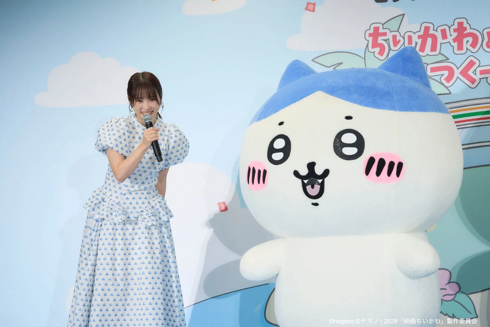 志田未来とちいかわがステージで並んでいる