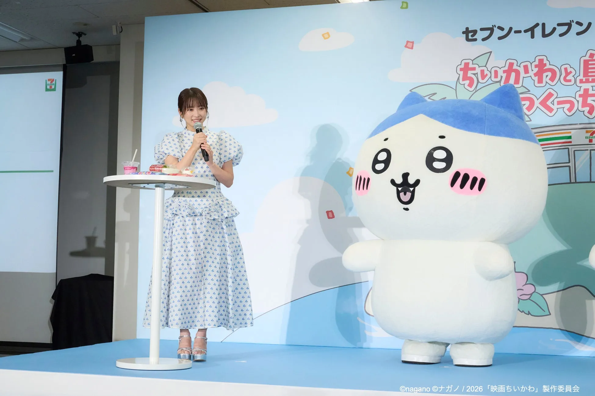 志田未来さんとちいかわのキャラクター、イベントステージ