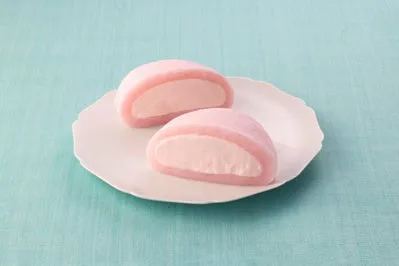 桃色の和菓子が白い皿に乗っている