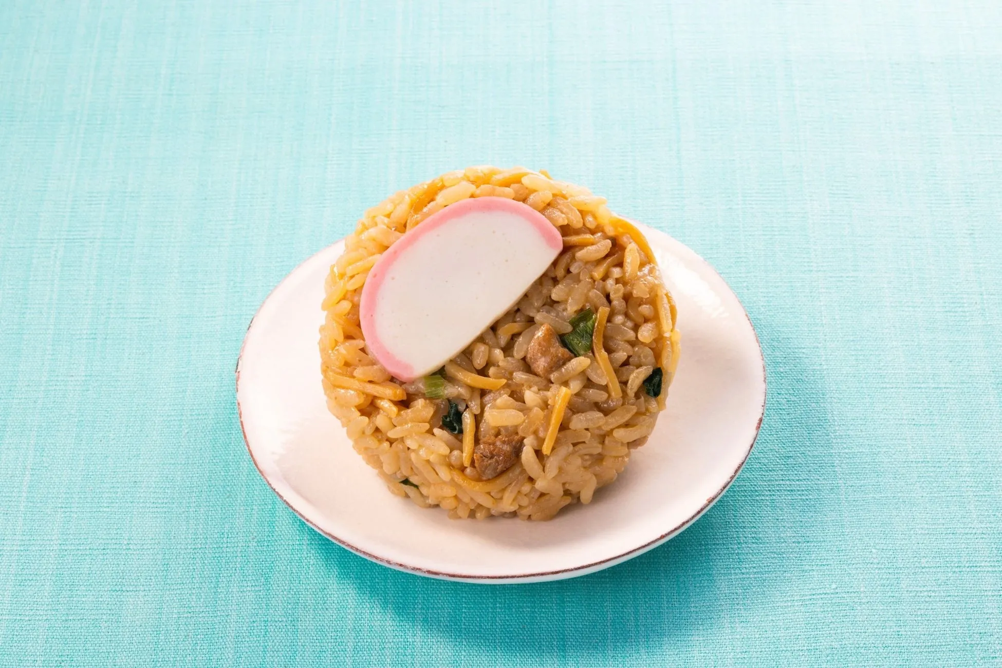 かまぼこと炊き込みご飯のおにぎり