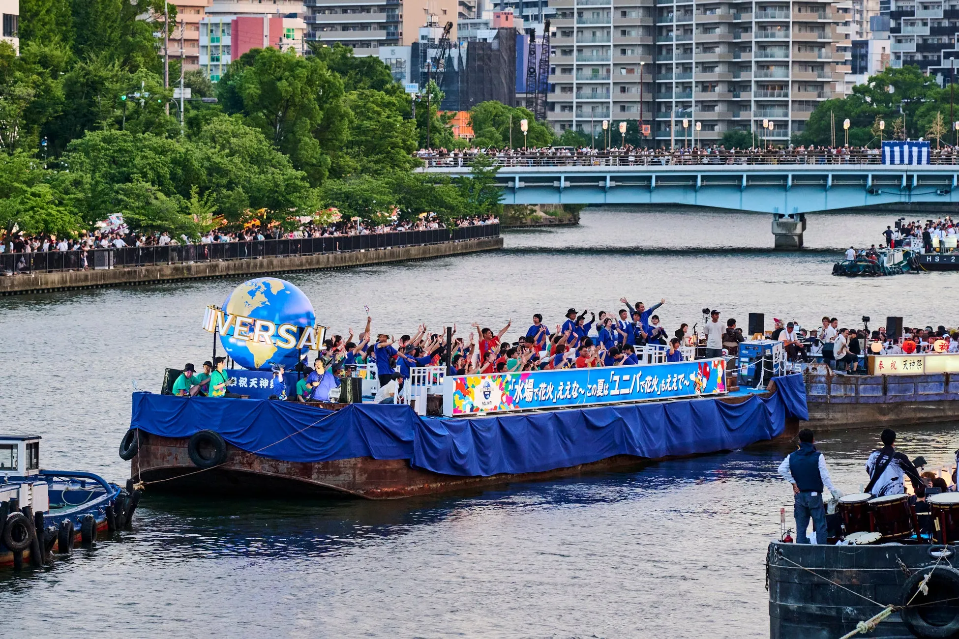 天神祭の船渡御に登場したユニバーサル・スタジオ・ジャパンの船