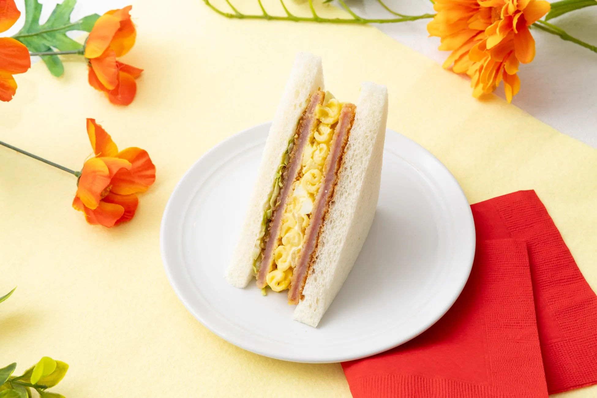 ハムカツとたまごマカロニのサンドイッチ