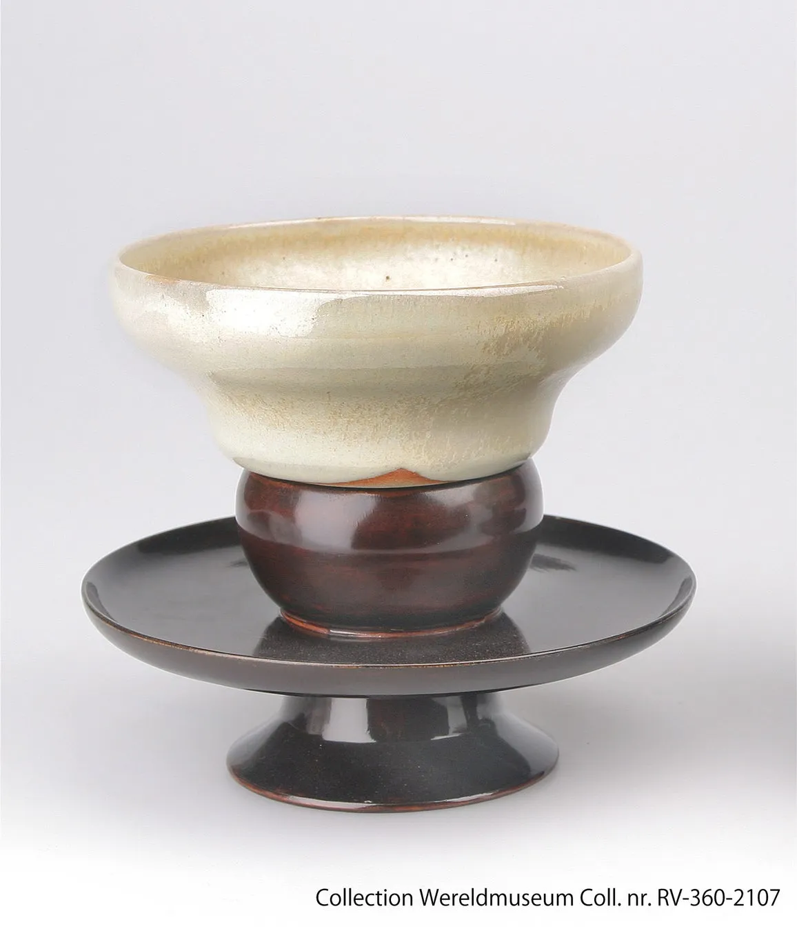 白釉茶碗と木製台座