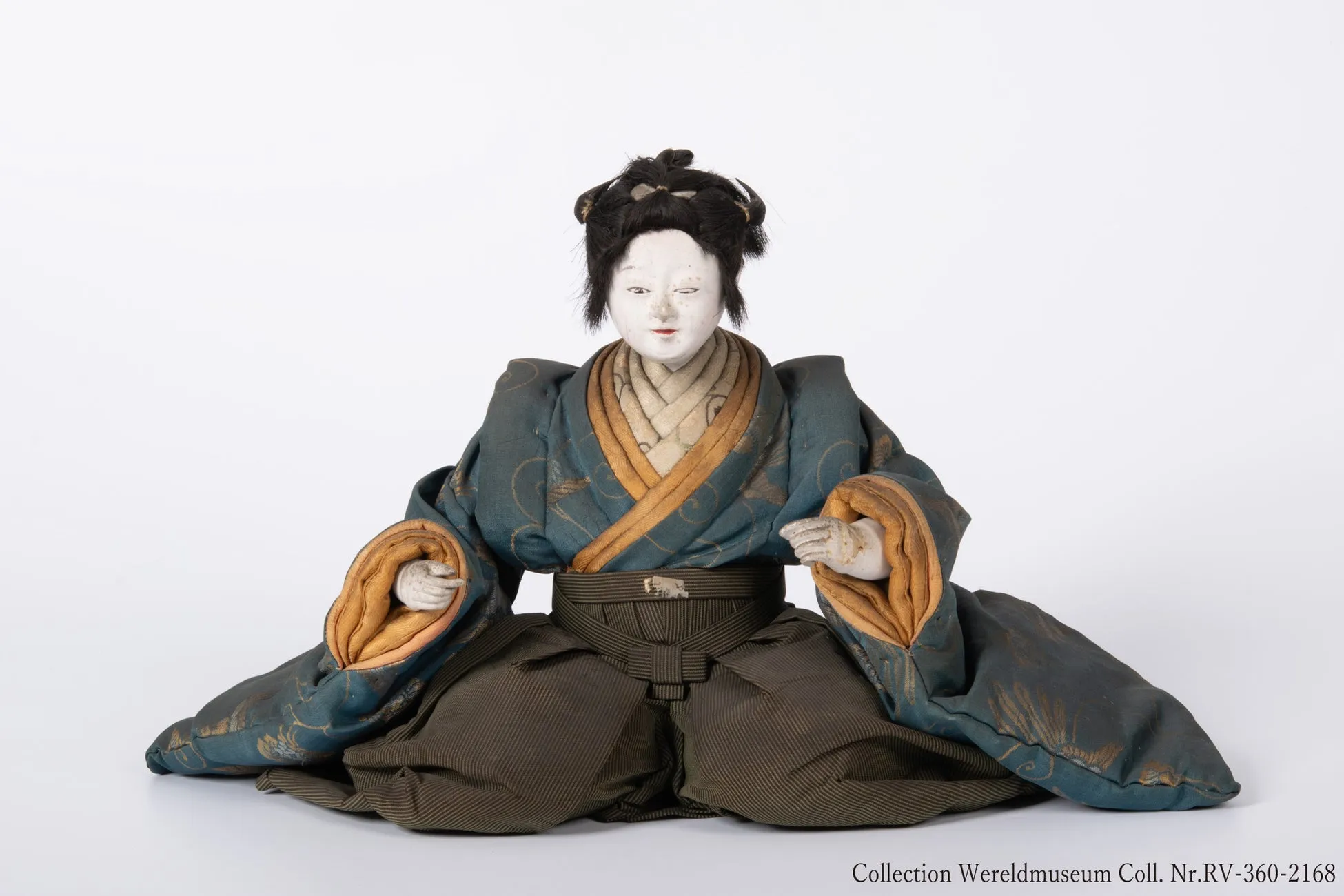 江戸時代の衣装をまとった伝統的な日本の人形