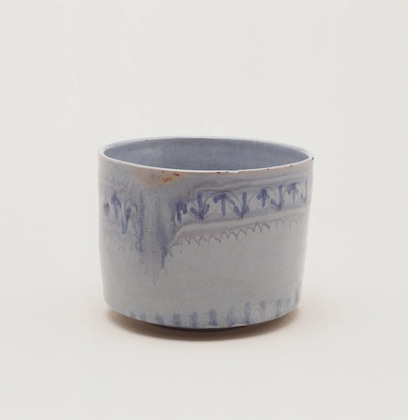 青い模様付きの古い茶碗