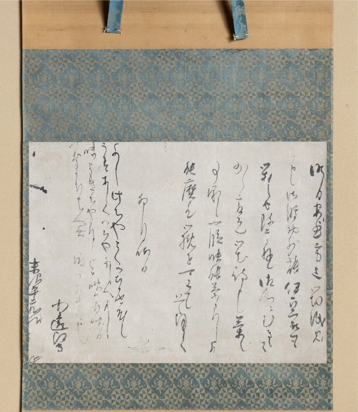 日本語の古書が掛け軸として展示