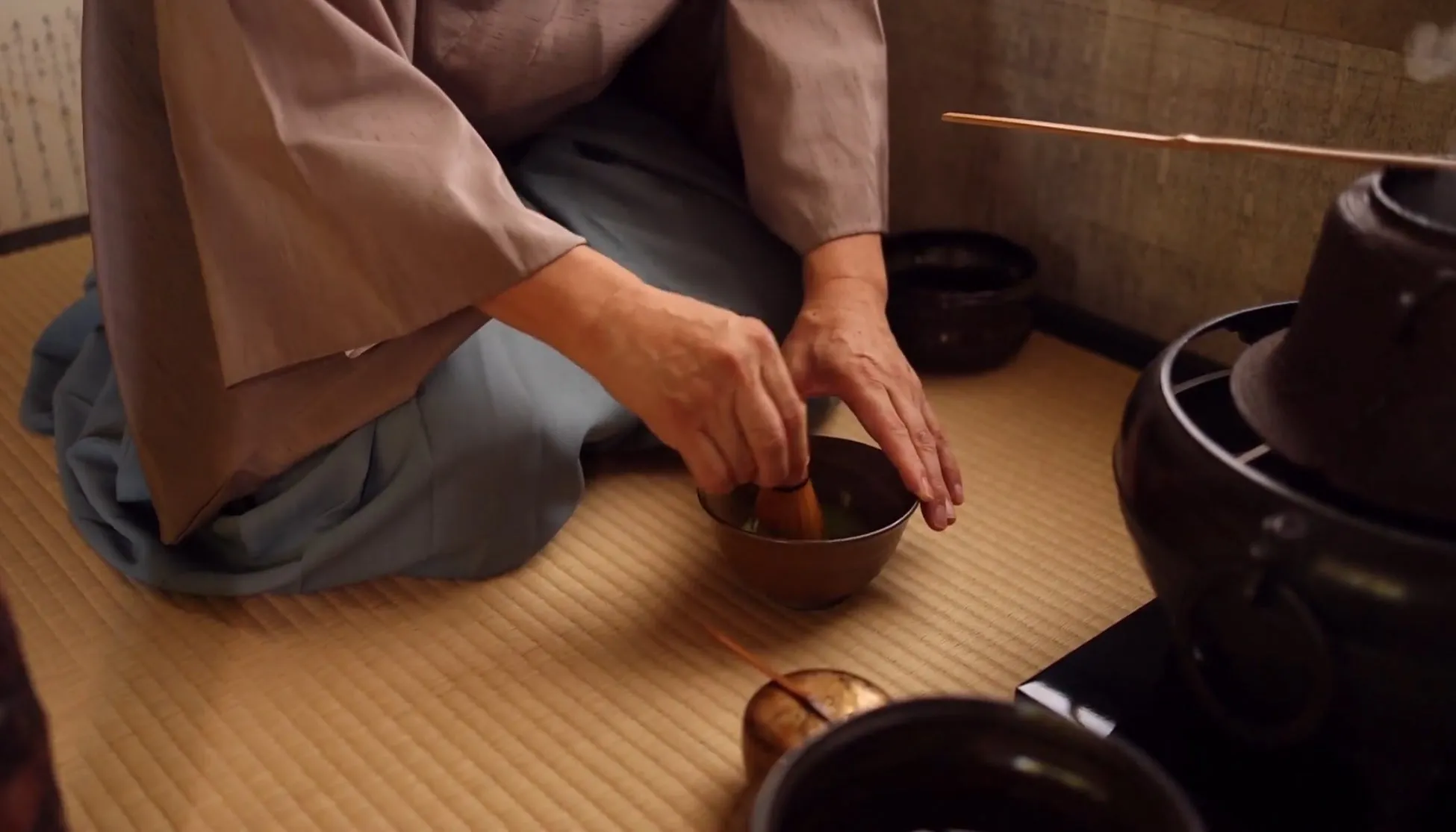 茶室で茶を点てる様子