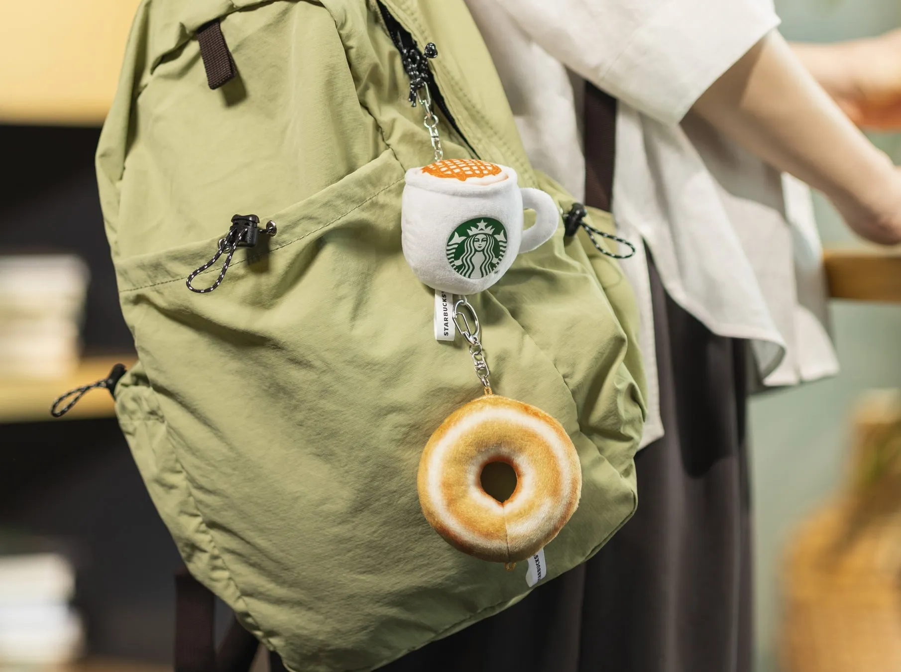 スターバックスのカップとドーナツのバックパックチャーム
