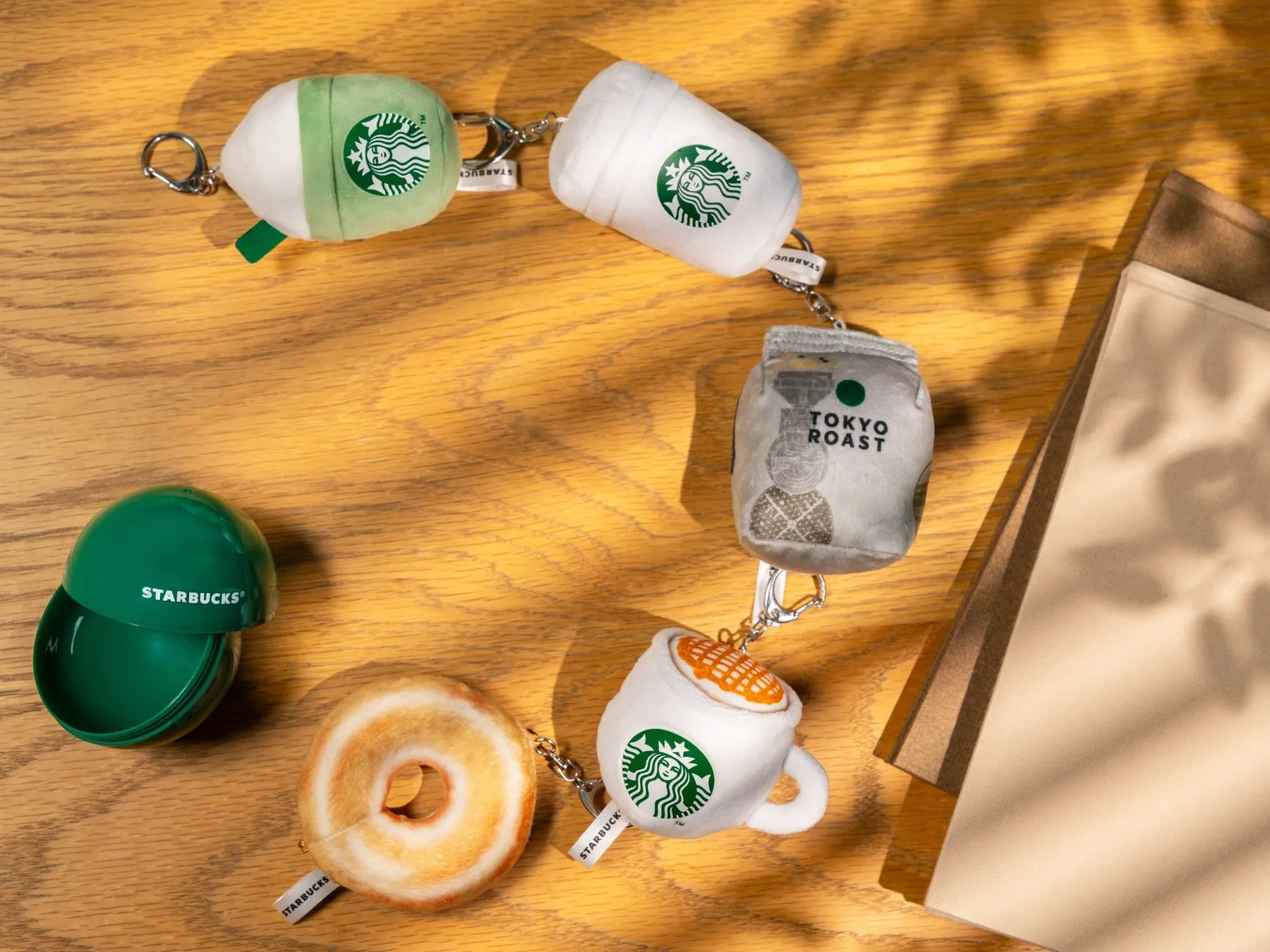 スターバックスのカプセルトイとキーチェーン