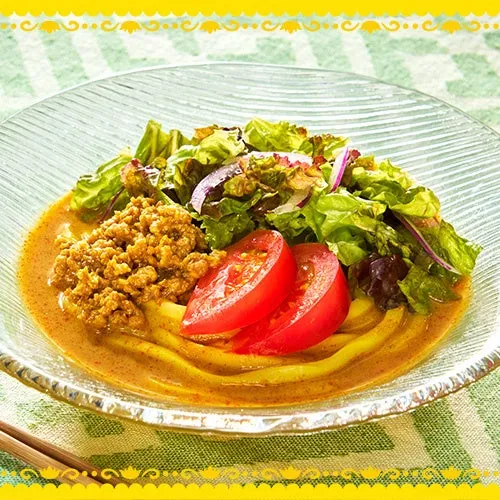 サラダとカレーソースのセブン‐イレブン提供料理