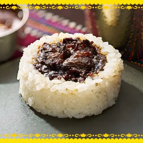 丸く成形されたカレーライス