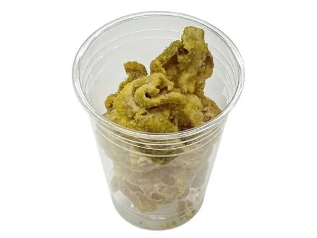 カップ入りカレー風味の揚げ物
