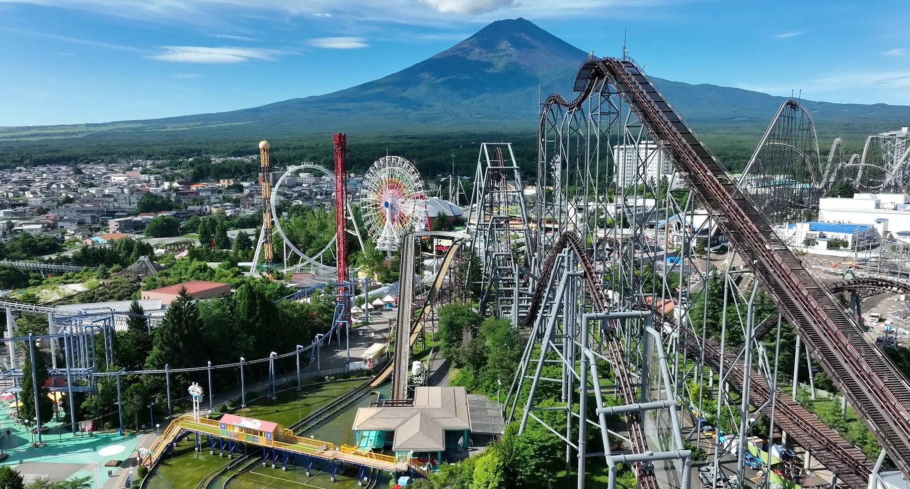 富士急ハイランドと富士山の景観