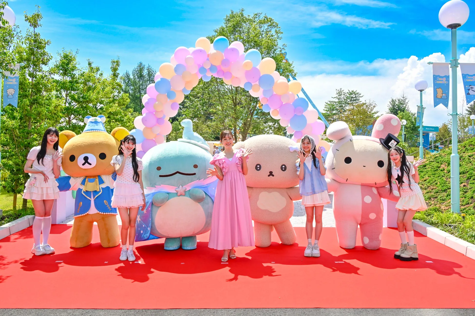 菊地亜美とキャラクターがレッドカーペットで記念撮影