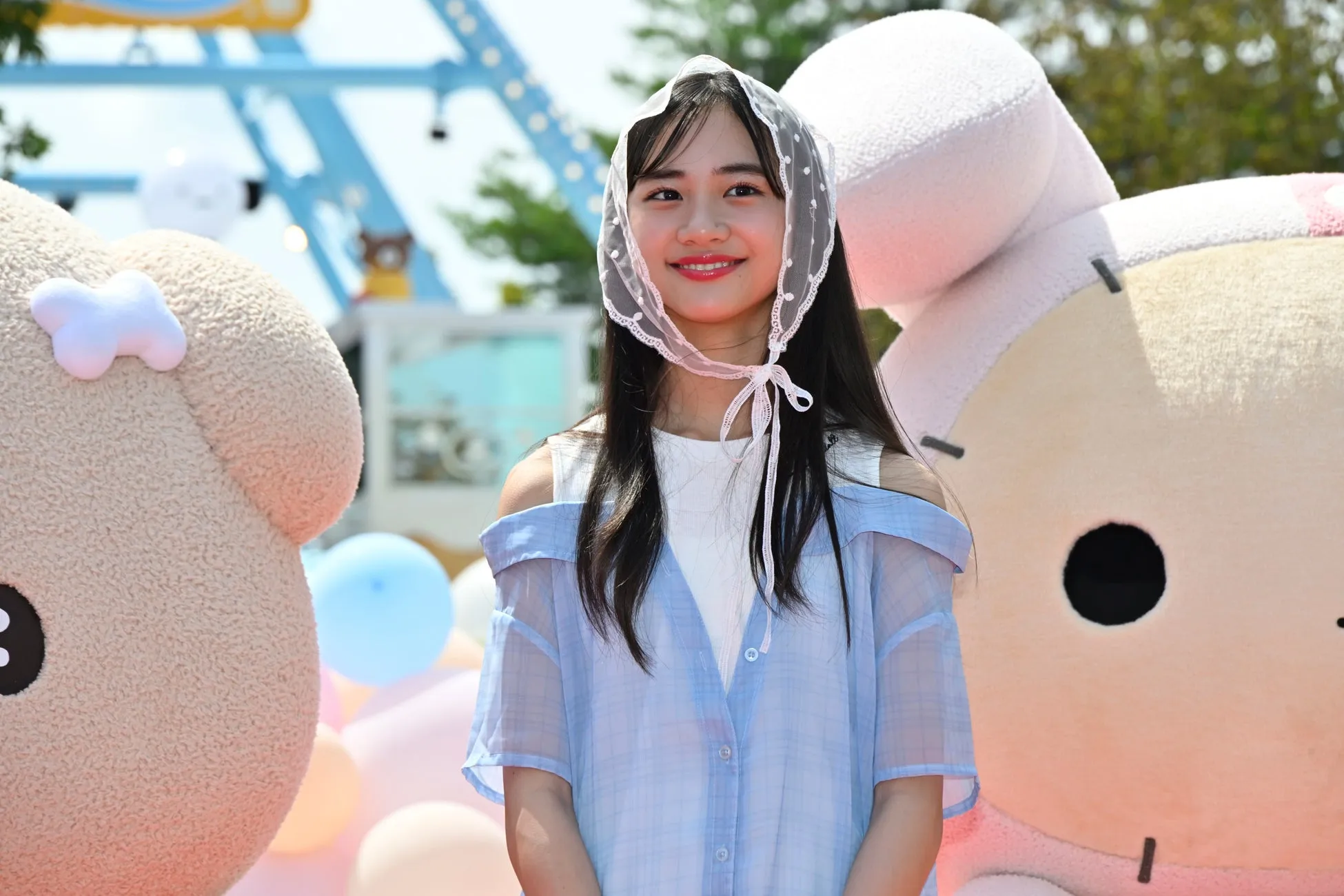 女性とサンエックスキャラクターの着ぐるみ