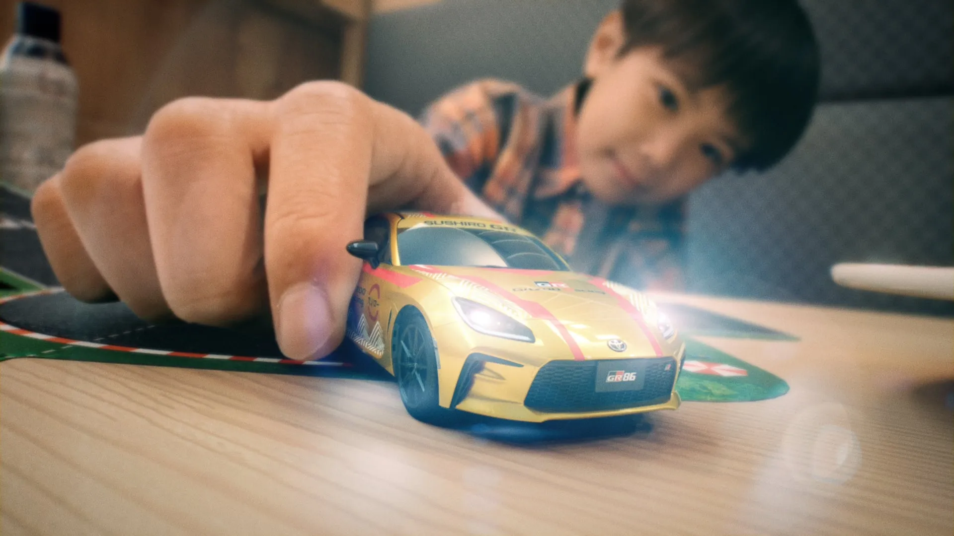 スシローとGAZOO Racingのコラボミニカーと遊ぶ子供