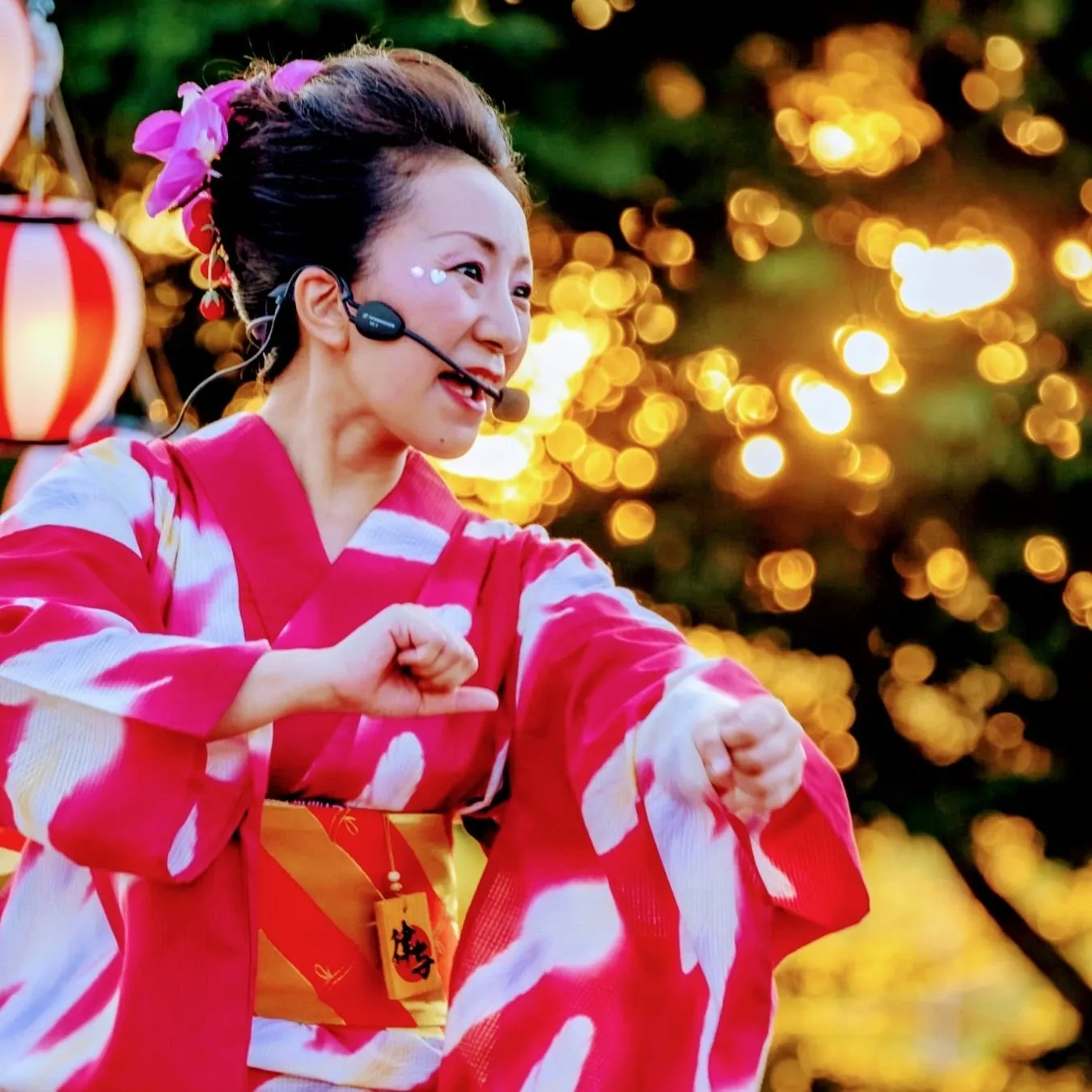 和装のパフォーマーが踊る。
