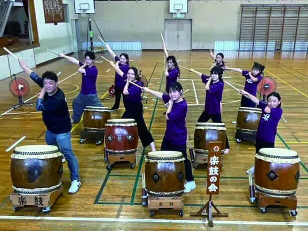 体育館で和太鼓を演奏するグループ