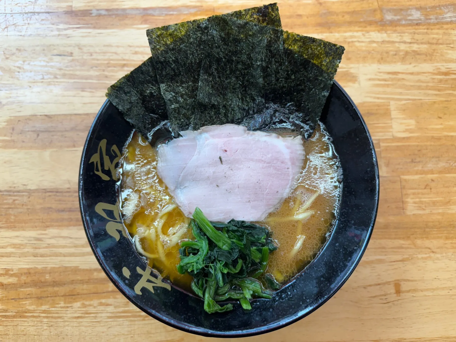 豚骨醤油ラーメン、チャーシュー、海苔、ほうれん草のトッピング