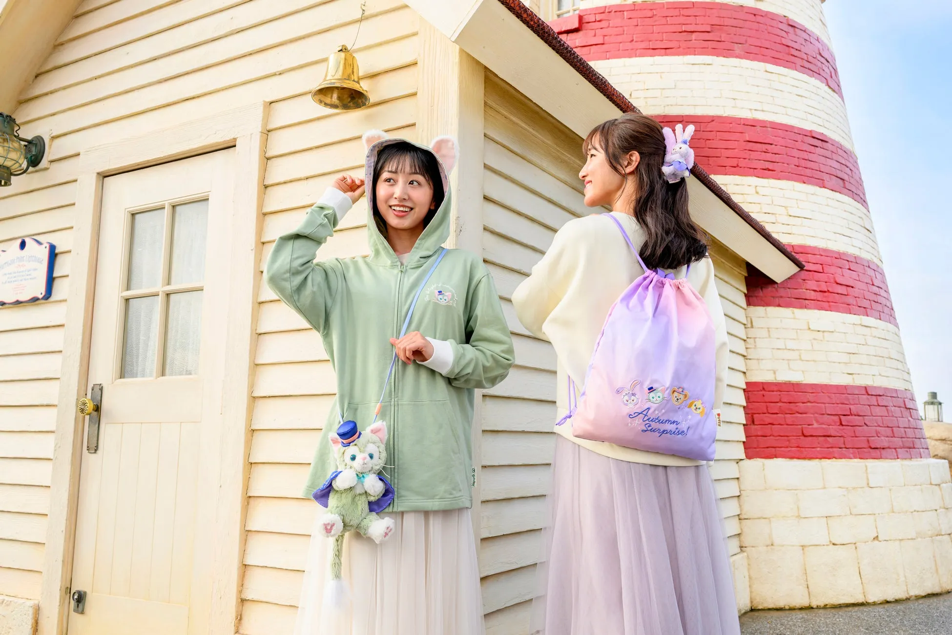 ディズニーパークでハロウィーン衣装の女性