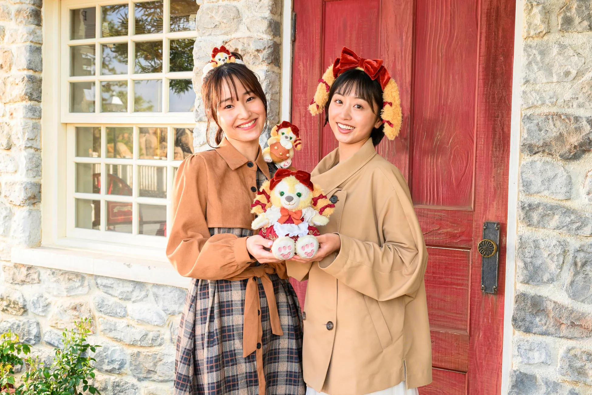 ダッフィー&フレンズのぬいぐるみを持つ女性たち