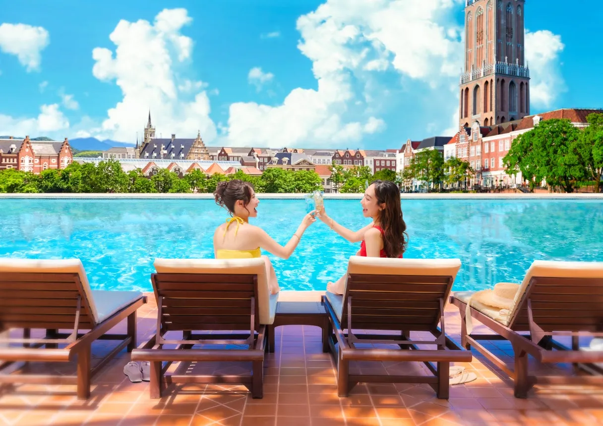プールサイドで乾杯する女性たち