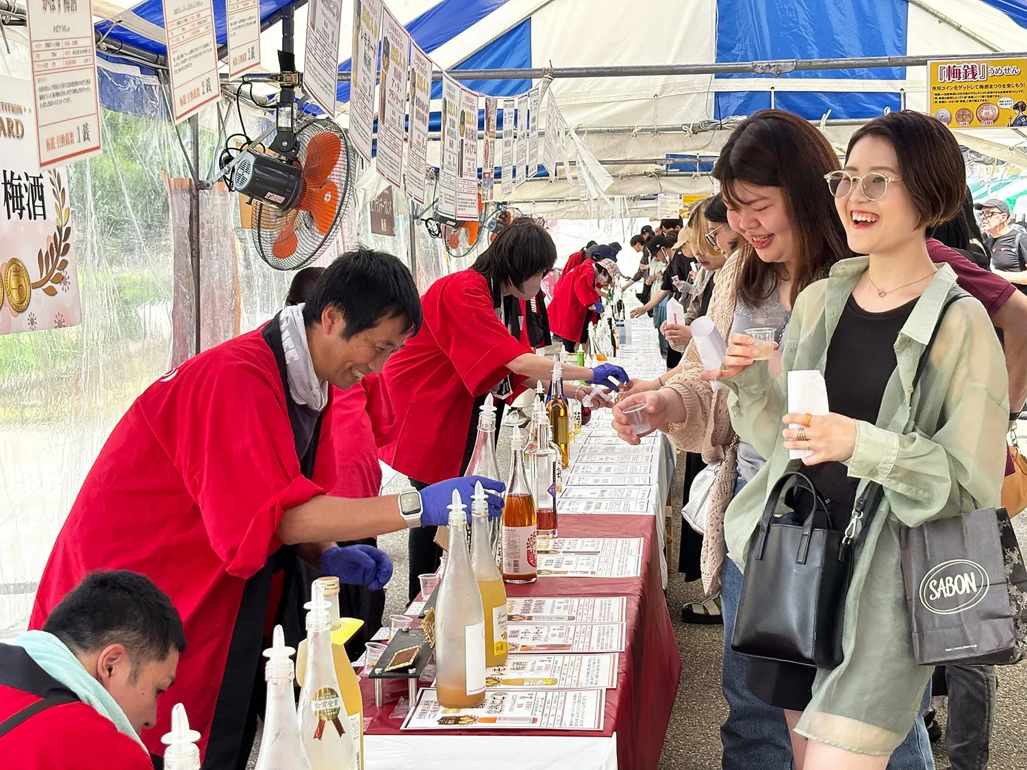 船橋競馬場での梅酒まつりの風景