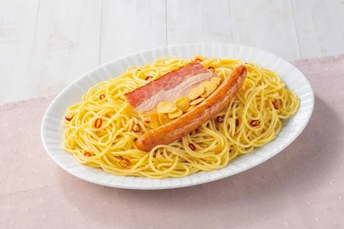 ペペロンチーノ、ガーリックチップ、ベーコン、ソーセージ付き