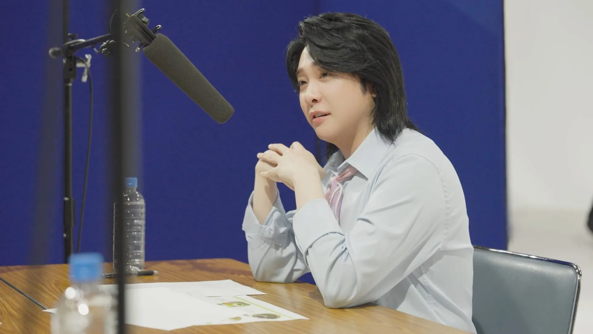 スタジオで録音中の男性タレント