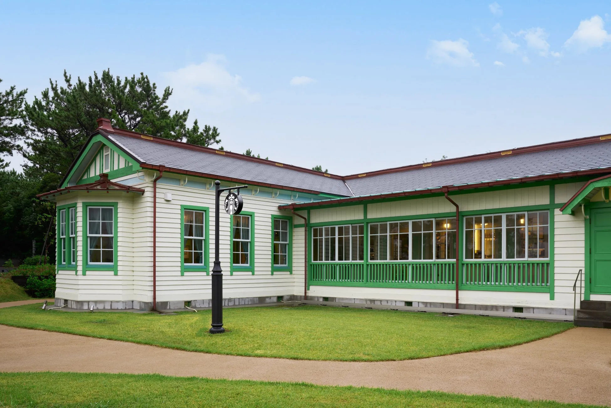 スターバックス横浜海の公園店の洋館外観
