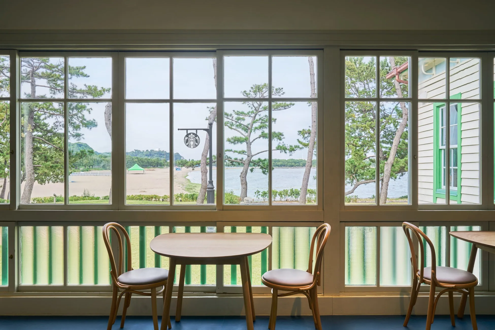 スターバックス中の大きな窓と海の景色