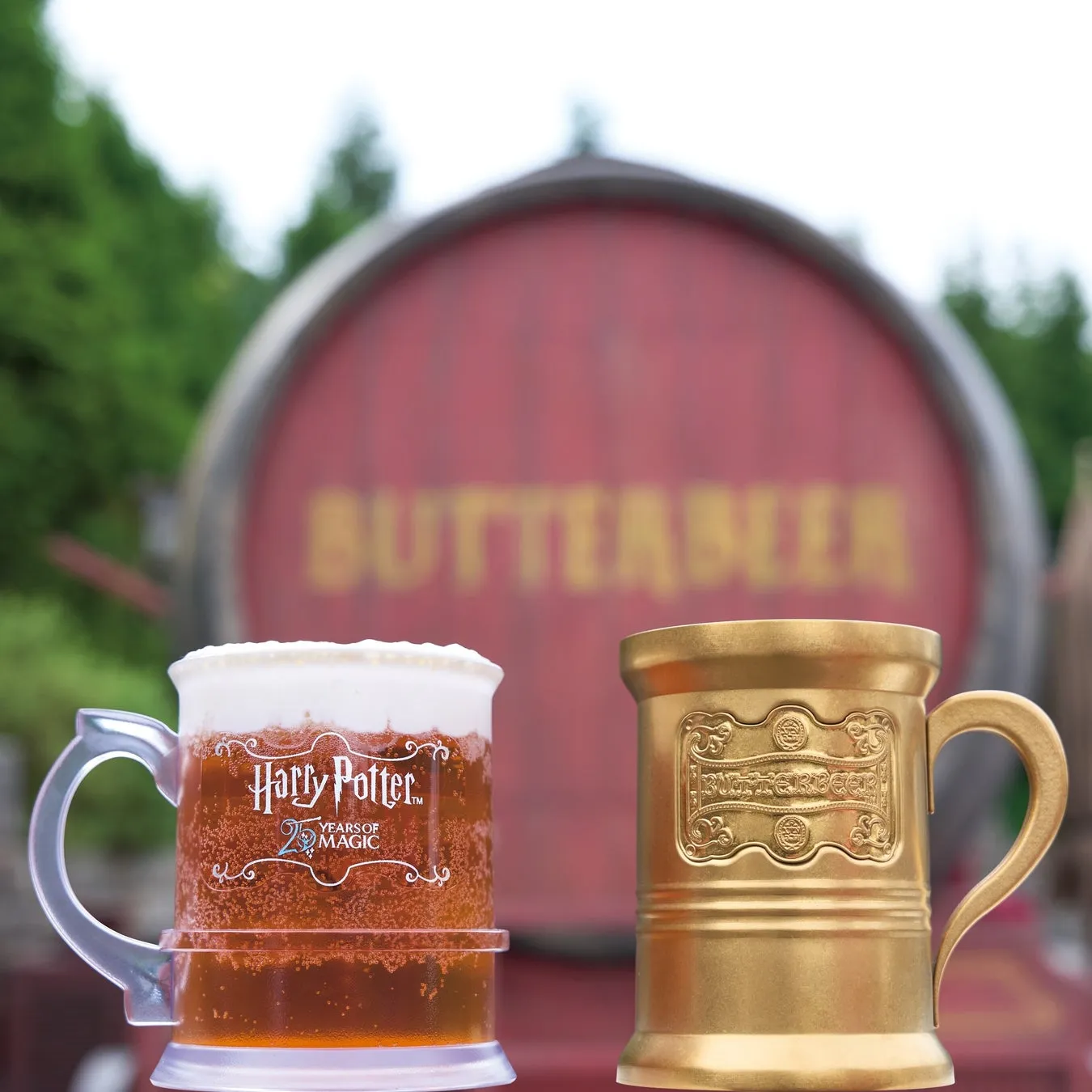 バタービール入りの2つのカップ