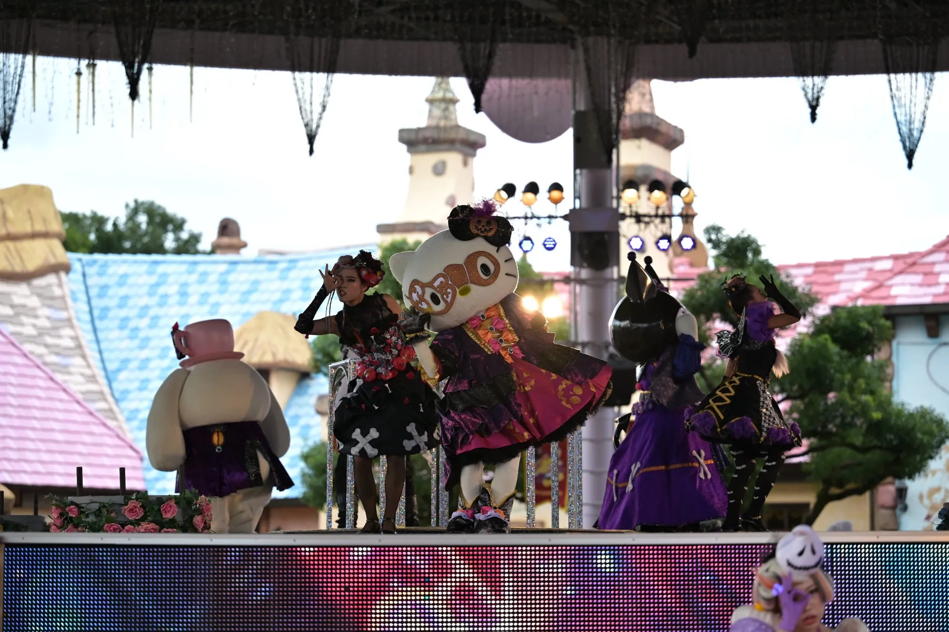 ハーモニーランドでのハロウィーンイベントのステージパフォーマンス