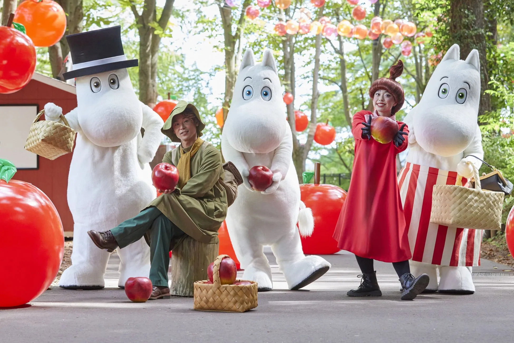 ムーミンキャラクターたちとリンゴの装飾