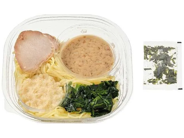 冷やし家系ラーメンのパッケージと具材