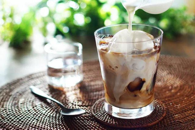 カフェラテの上に注がれるクリーム